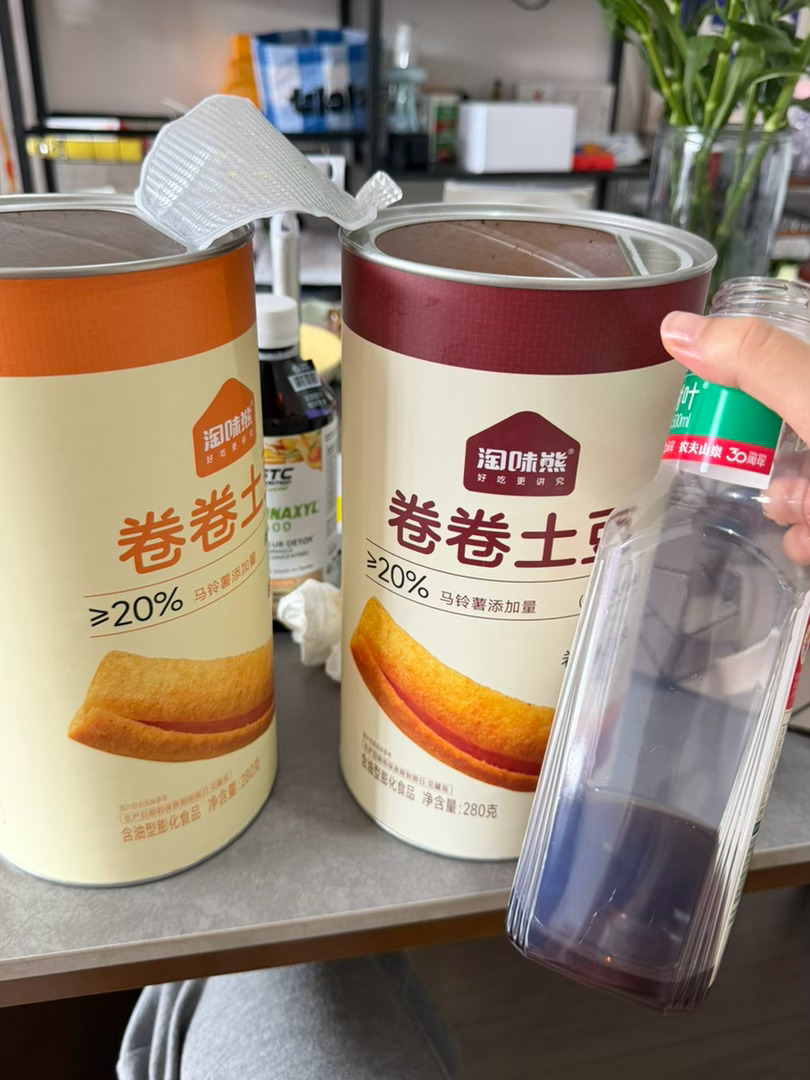早上一睡醒就看到我妈又把花瓶的花换了中午带爸妈出去吃饭 下午回来剪视频没想到这个