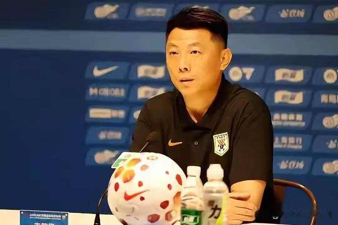 泰山队客场挑战卫冕冠军上港队，而作为代理教练唐田也是接过教鞭的第一场比赛，能不能