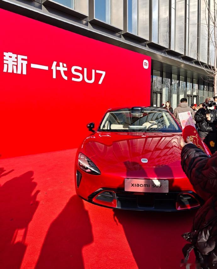 小米新SU7赤霞红 新年第一抹红，新 SU7 这下红蓝 CP 齐了