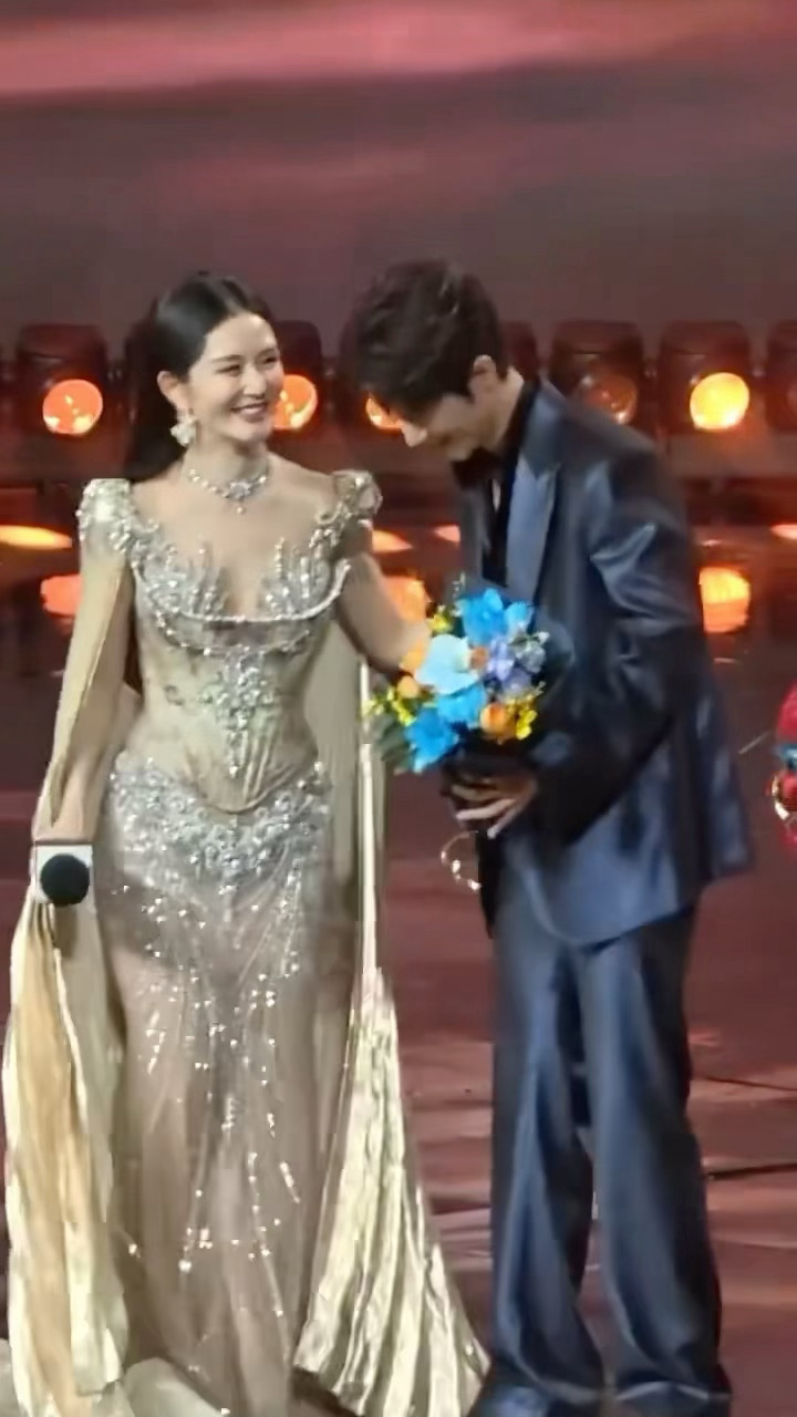 谢娜说肖战出新作品都会给他发信息谢娜说肖战出新作品后都会给她发信息，好可爱的姐弟