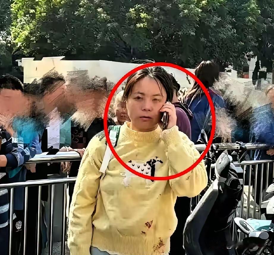 成都这把U型锁的事，看完整个人心里发堵。

表面看，是一声喇叭、一句“让一下”没