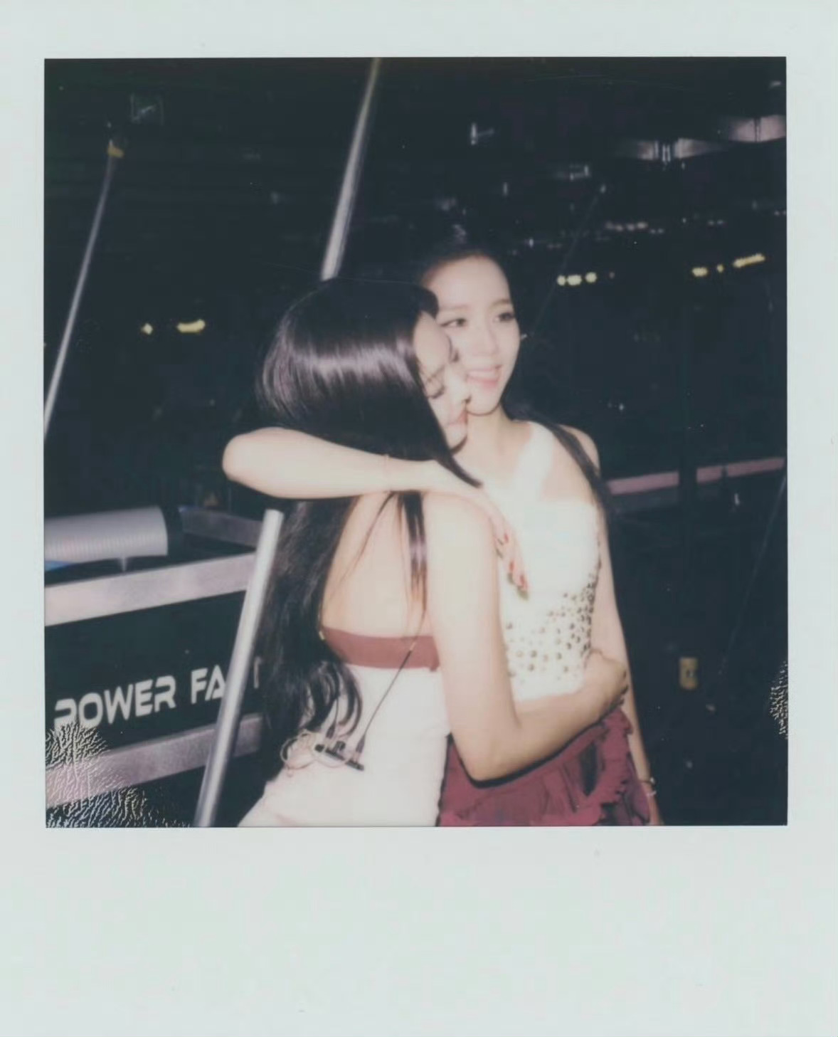 Jennie晒金智秀庆生合照生日请粉丝吃火锅的宝宝生日快乐宝～ 