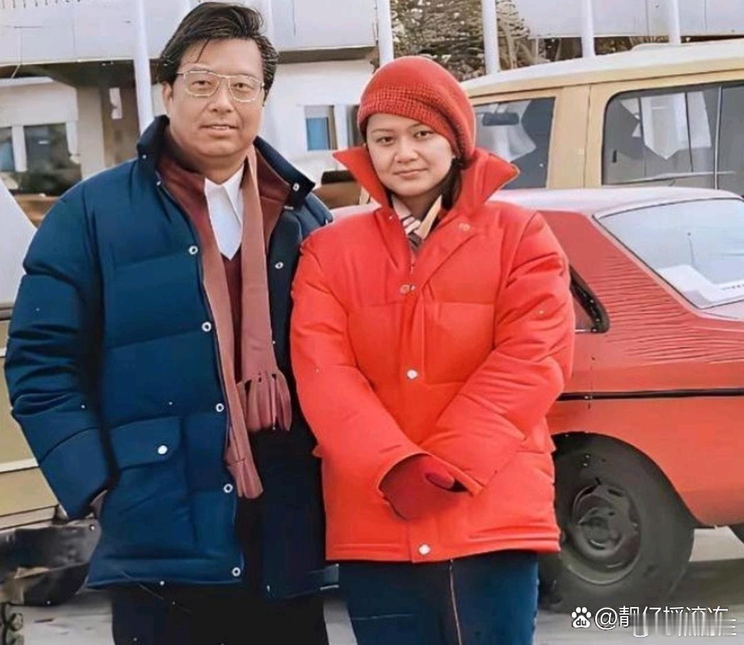 80年代，李双江和前妻丁英有张合影，那时丁英是新疆文工团舞蹈演员呢。 