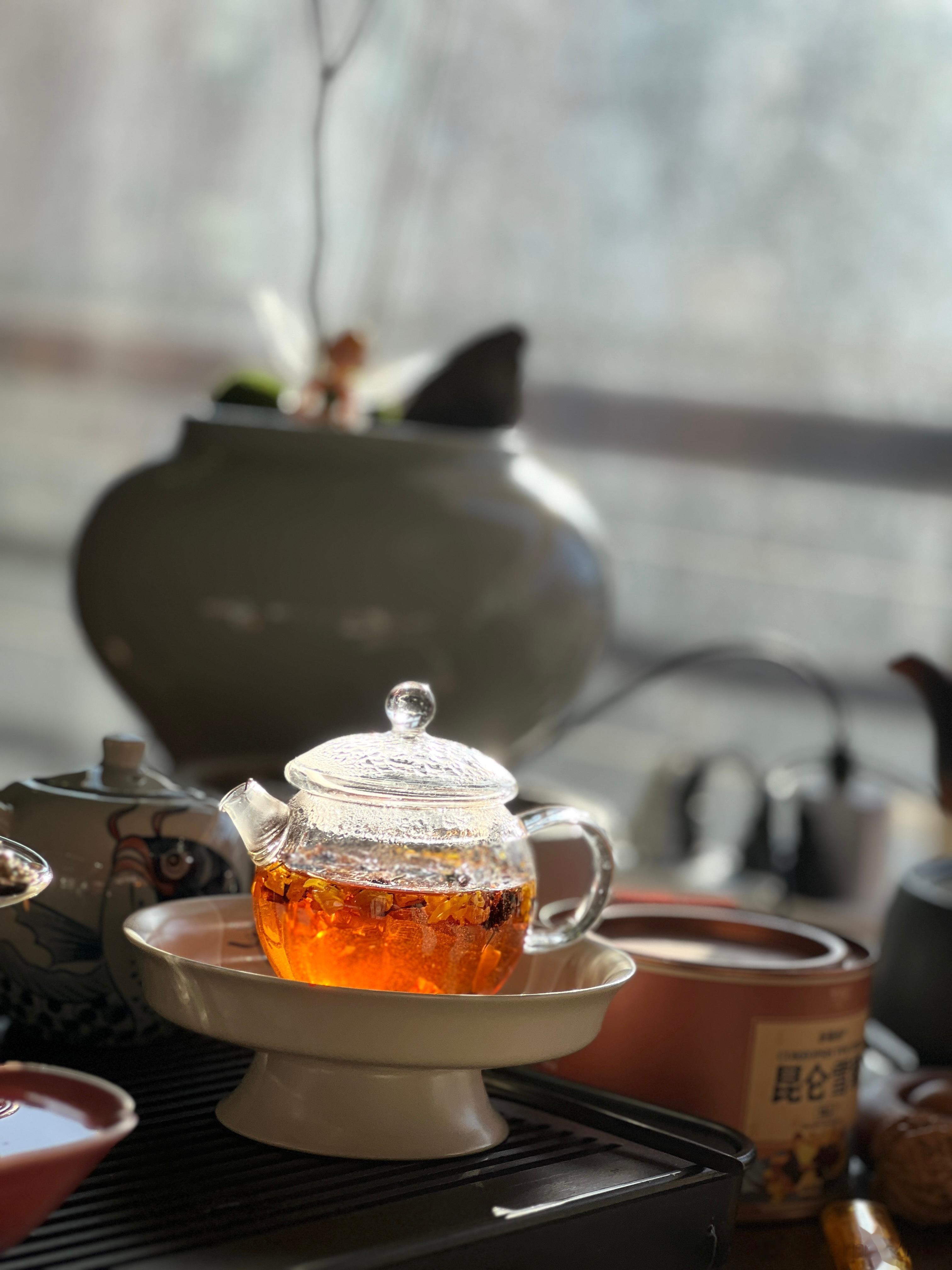 清晨的阳光洒在窗台，世界在沉睡中苏醒。一杯清茶，一本好书，岁月静好，生活如此安然