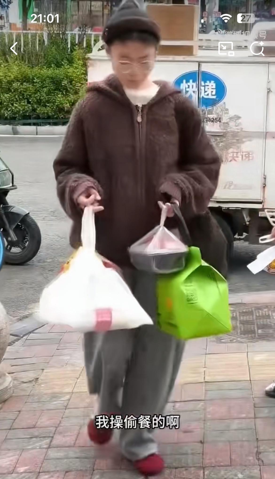 小仙女白嫖六七份外卖，准备骑共享单车开溜，被蹲守的外卖小哥候个正着。外卖小哥问她