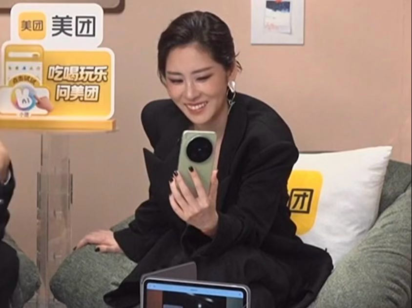 张碧晨歌手妆造好帅被张碧晨帅晕嗓音依旧极具感染力，独特唱腔自带故事感，动听声线搭