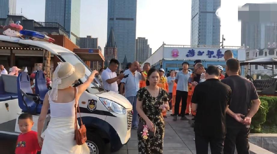 辽宁大连。一家人带着四五岁的孩子游玩时，孩子趁大人疏忽，擅自登上保安巡逻车并驾驶