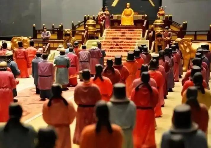 皇帝们开完会走了之后，大臣们能偷偷坐龙椅体验一下吗？
 
大臣坐龙椅需视具体人物