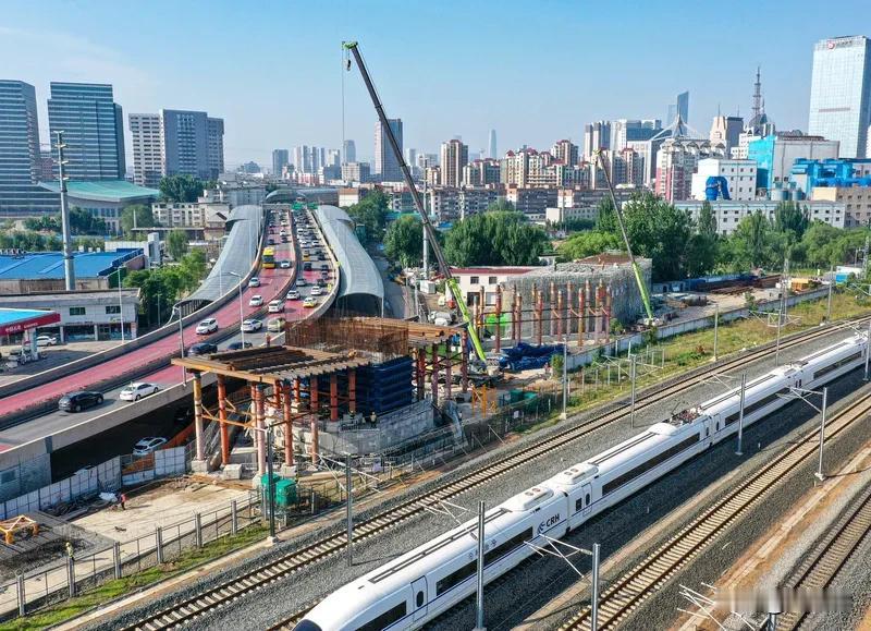 女孩坐高铁经过家门口拍下感人视频 女孩高铁过家门拍下感人视频
近日，吉林通化一位