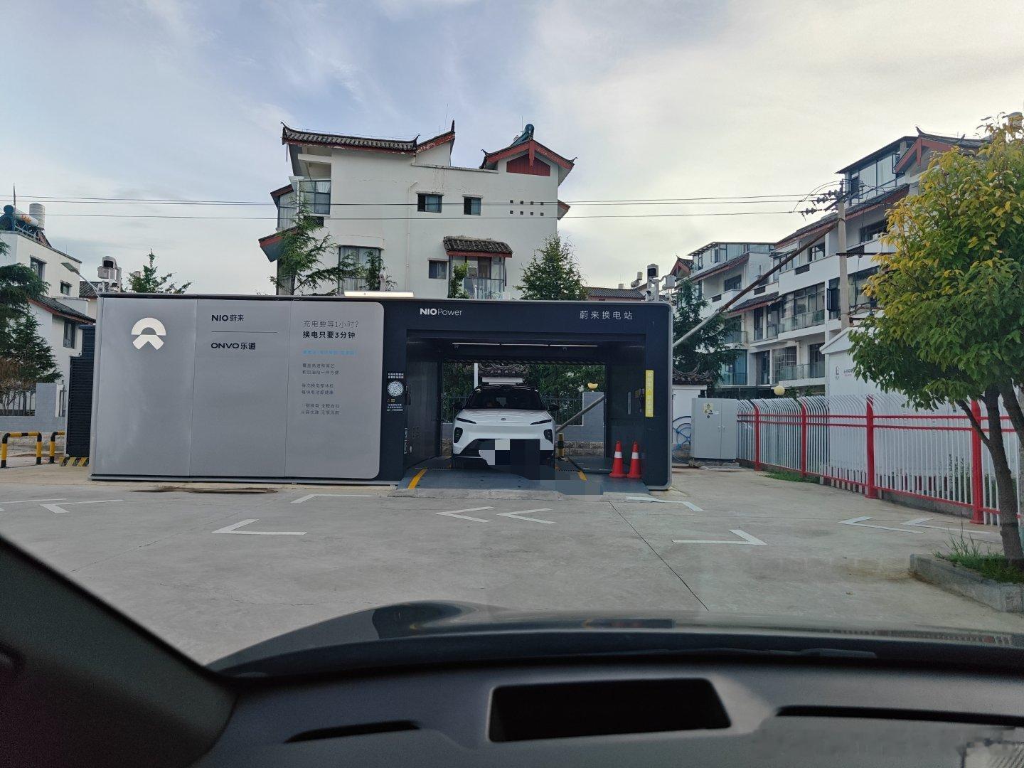 蔚来建成1000座高速公路换电站我先打卡一下丽江古城的换电站 ​​​