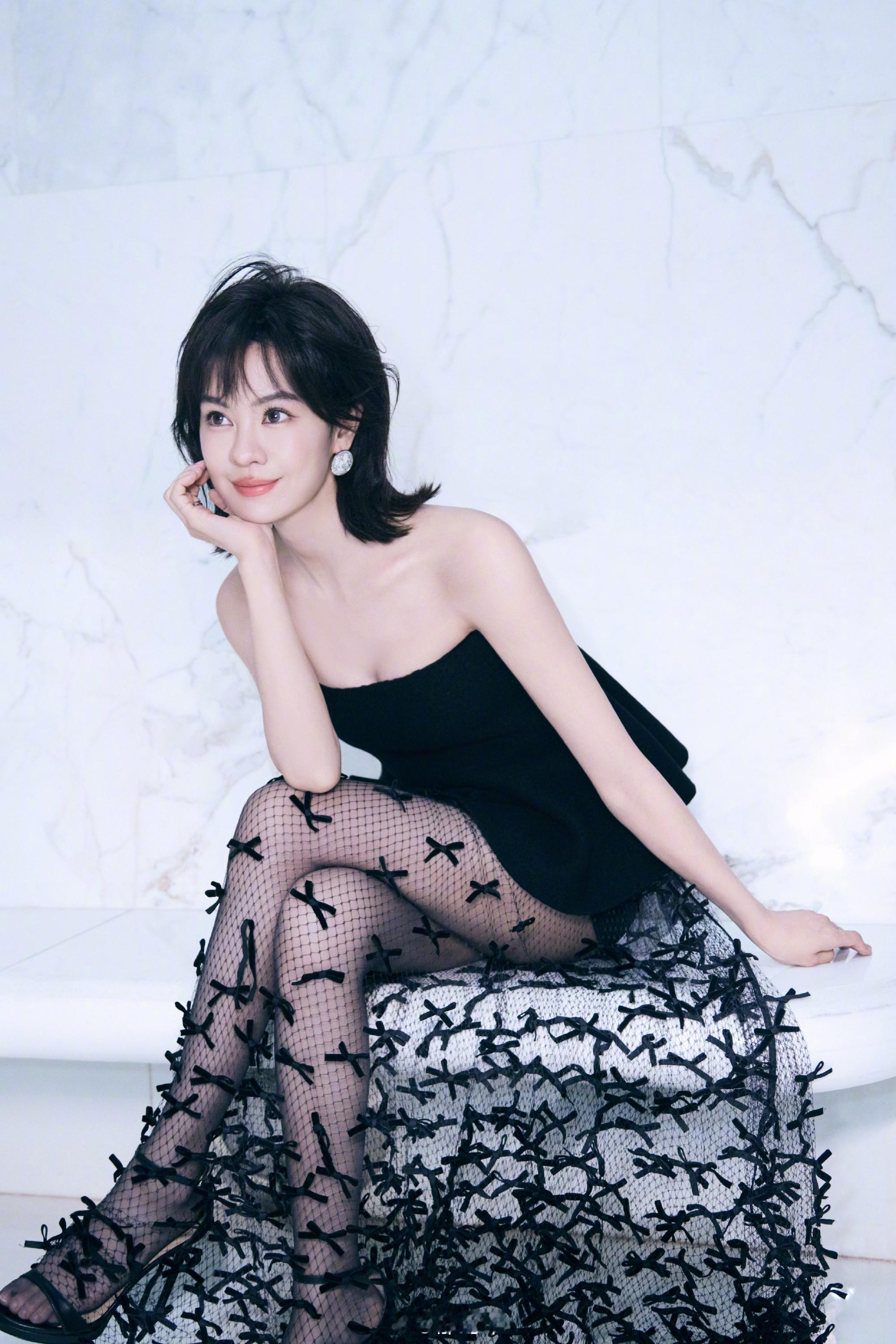 郁可唯新专辑平原从先行曲目就能感受到基调，克制、留白很多，不依靠浓烈的编曲烘托，