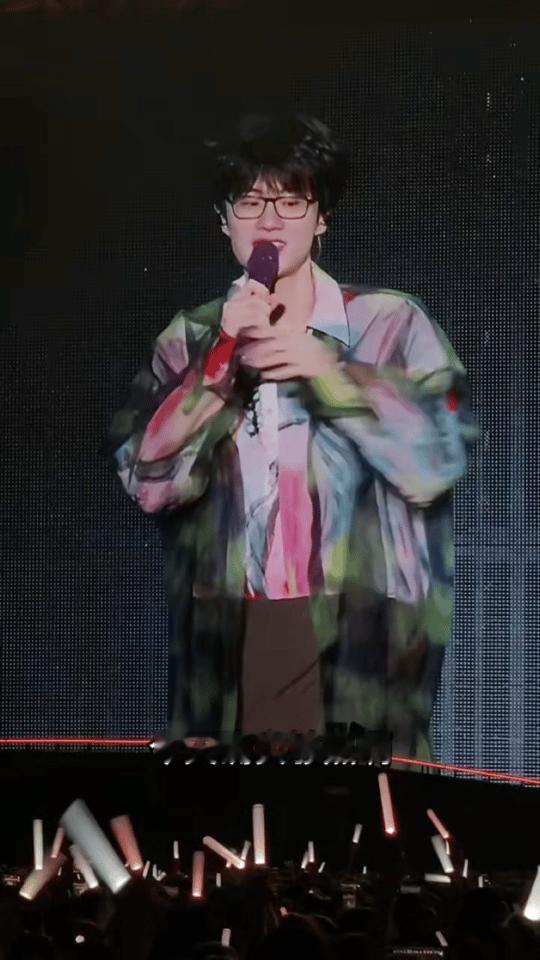 许嵩 脱掉是不可能脱掉的   哇喔，看到许嵩被高温热得直呼失算，还不忘逗趣粉丝，