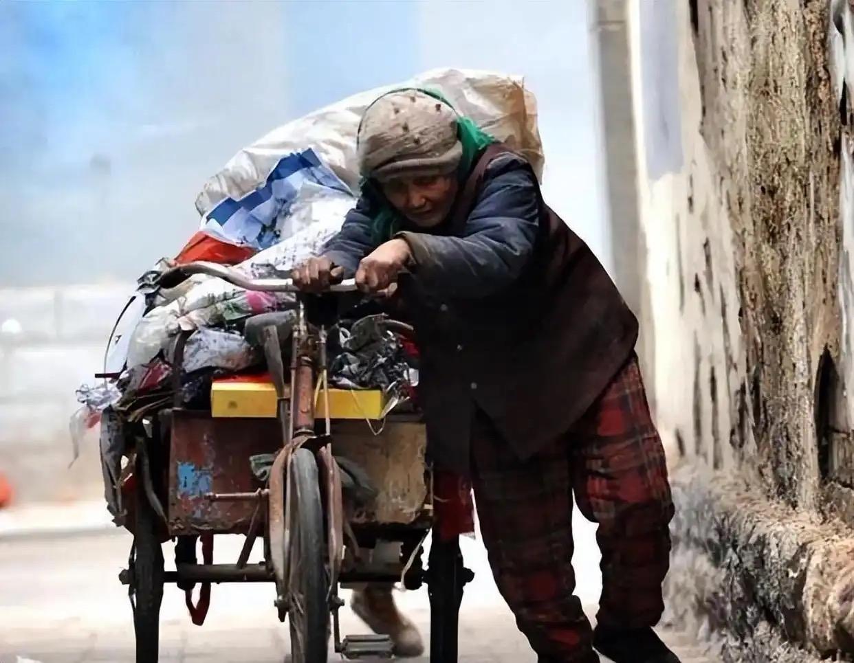 爱国不是你拿着小红旗，唱一首我和我的祖国就完事了，也不是，你一边唱，一边吃着西餐