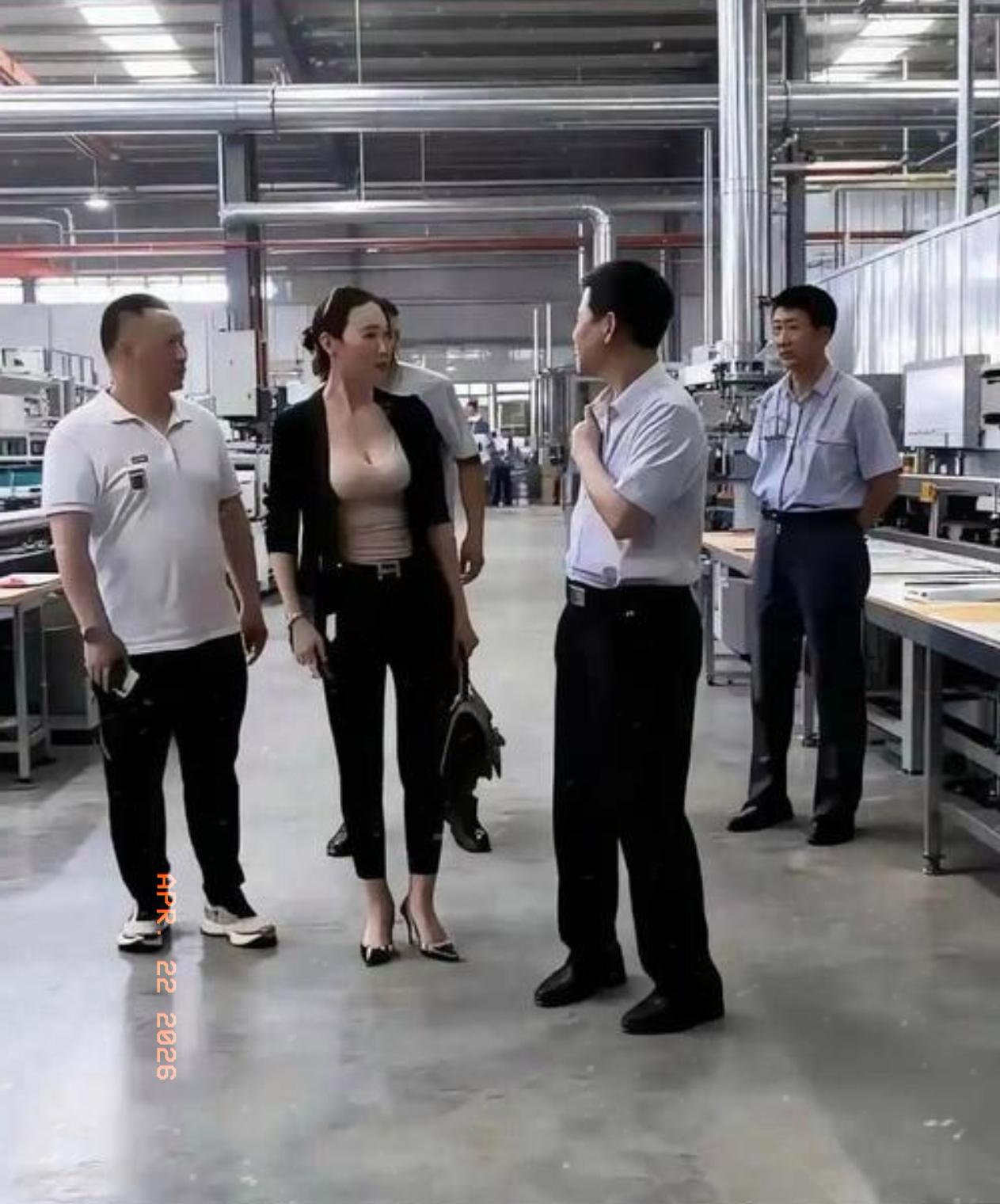 这个女领导看着应该是私企老板，或是领导家里的亲戚，政府单位的领导根本不会这么穿，