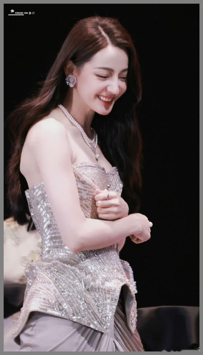 娱乐吃瓜🍉速览：1、迪丽热巴与陈飞宇主演的《慕胥辞》妆造遭吐槽，被指廉价，粉丝