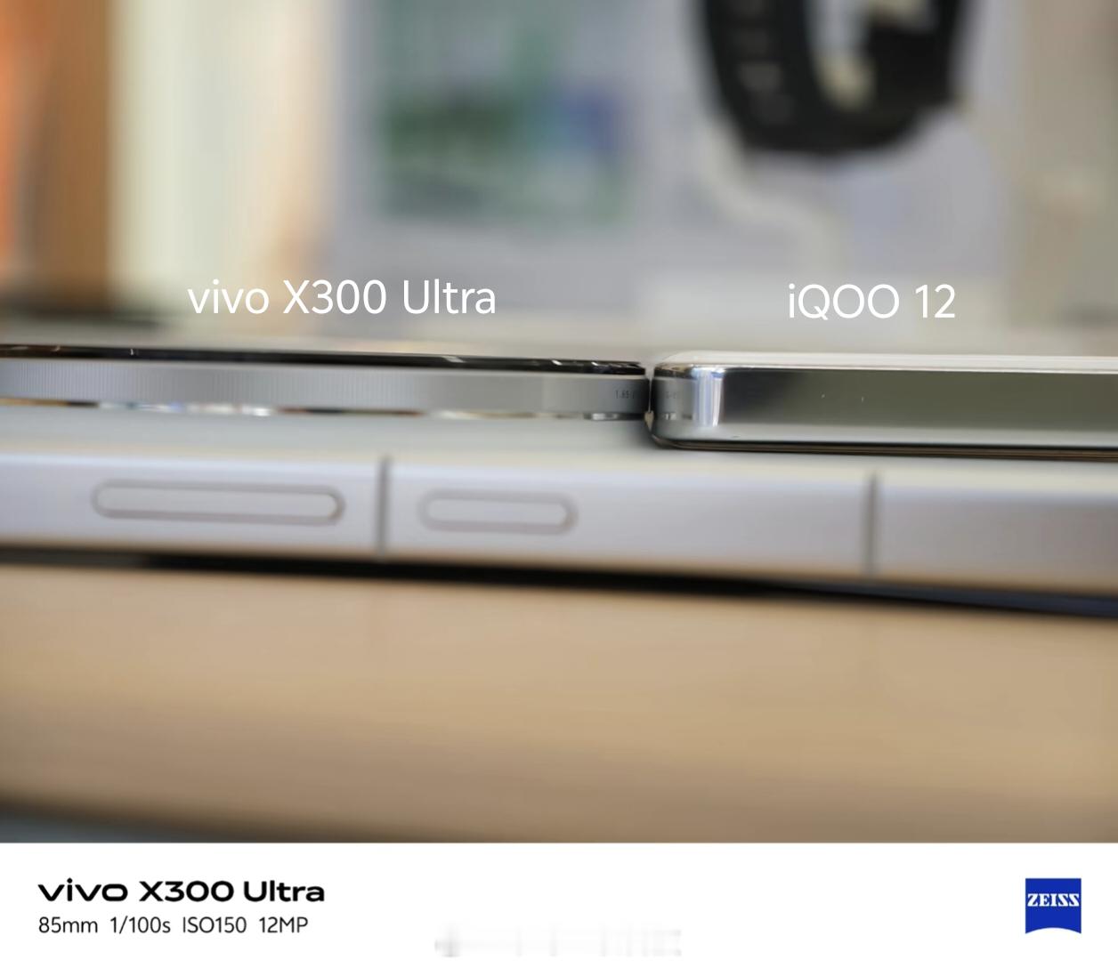 一张图直观感受vivo X300 Ultra的厚度 