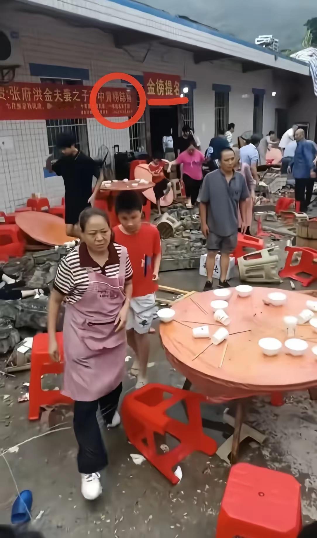 谁也想不到，
一场升学宴过后，
连带打印店都被推到风口浪尖。横幅把金榜题名错写成