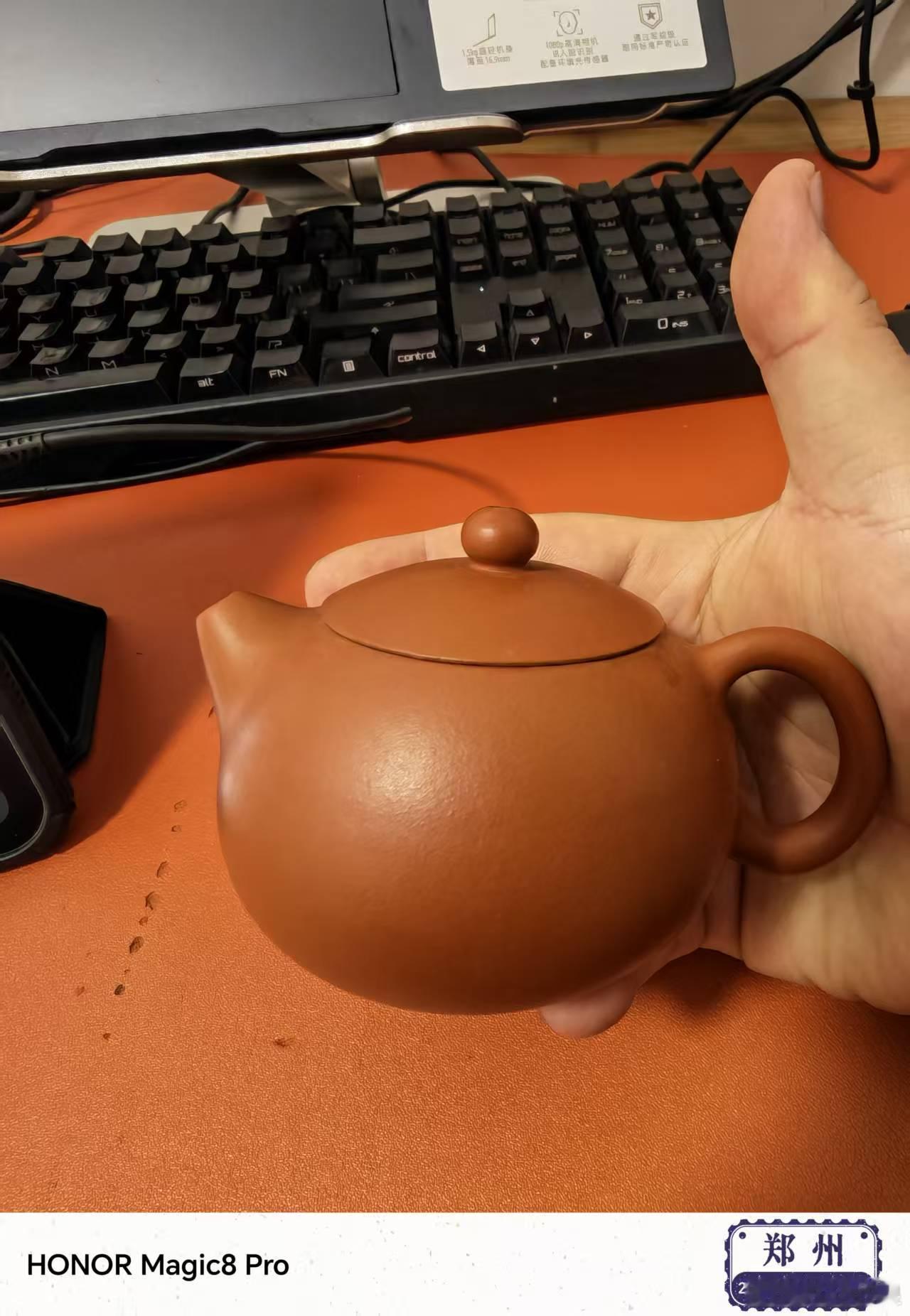 以前小张送我的紫砂壶，我在实战基地的时候，老请他吃饭，他那时候刚开始挣钱，那阵子