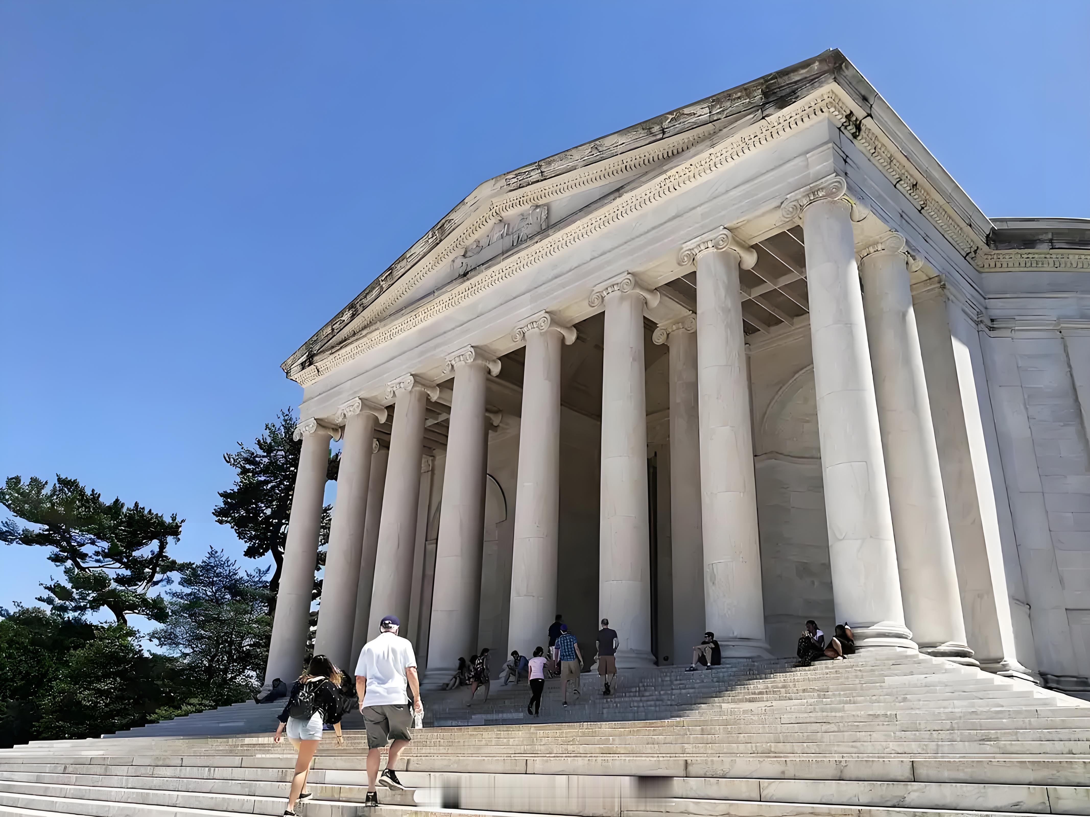 在我个人看来，海湾这一仗是箭在弦上不得不发了。我有三个理由，首先就是，白宫方面要