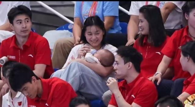 那天晚上刷手机看体育新闻，我正瘫在沙发里边啃薯片边划拉屏幕，手指头油乎乎的反光。