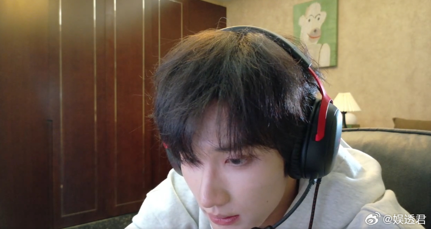 余宇涵直播 帅气十足，直播中随意聊天也充满魅力，每一个微笑都像暖阳照进心里，让人