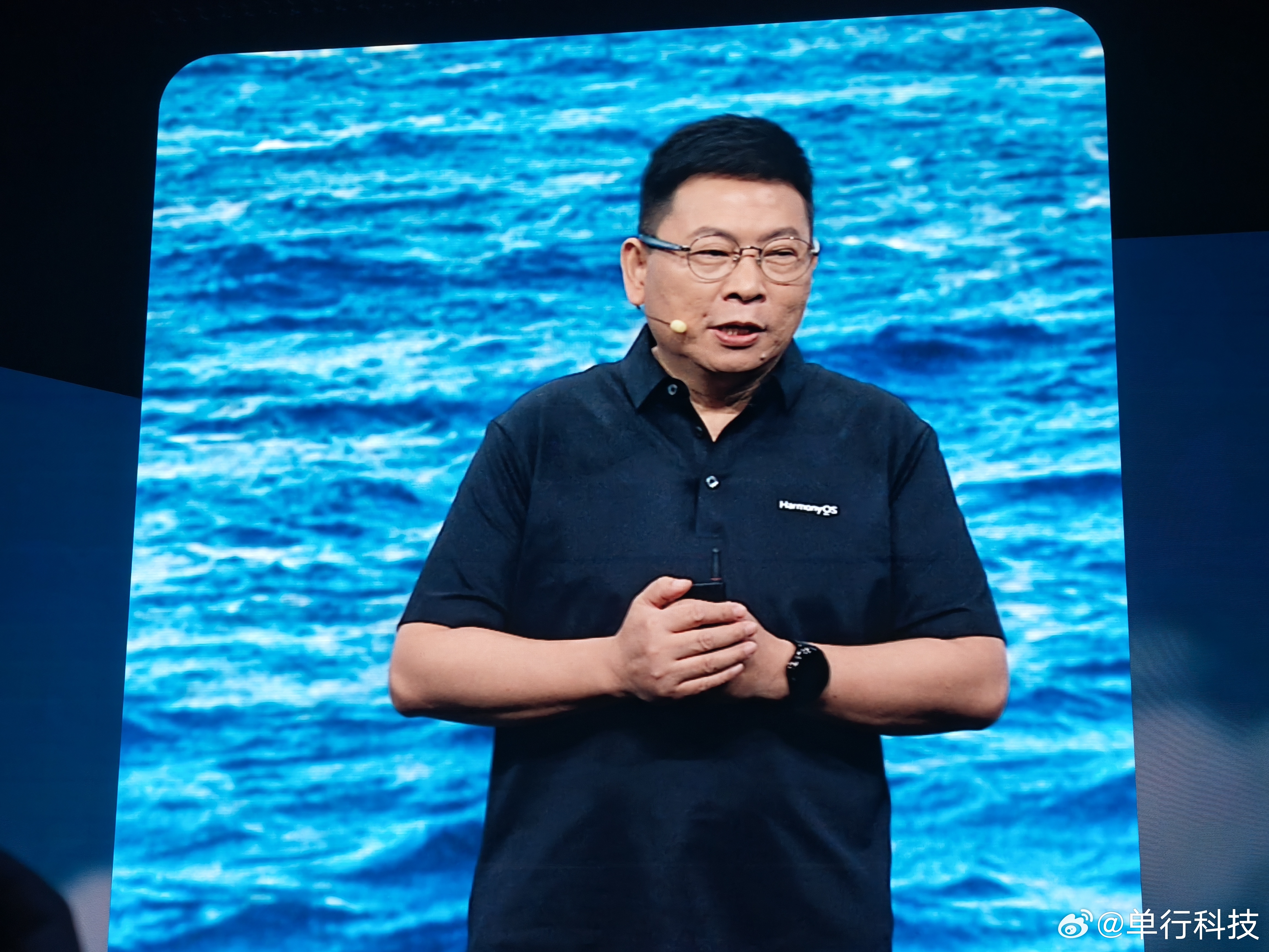 余承东:我们的大模型是发展最早的，但中间经历了一些事儿，我也不愿意在台上说，去年