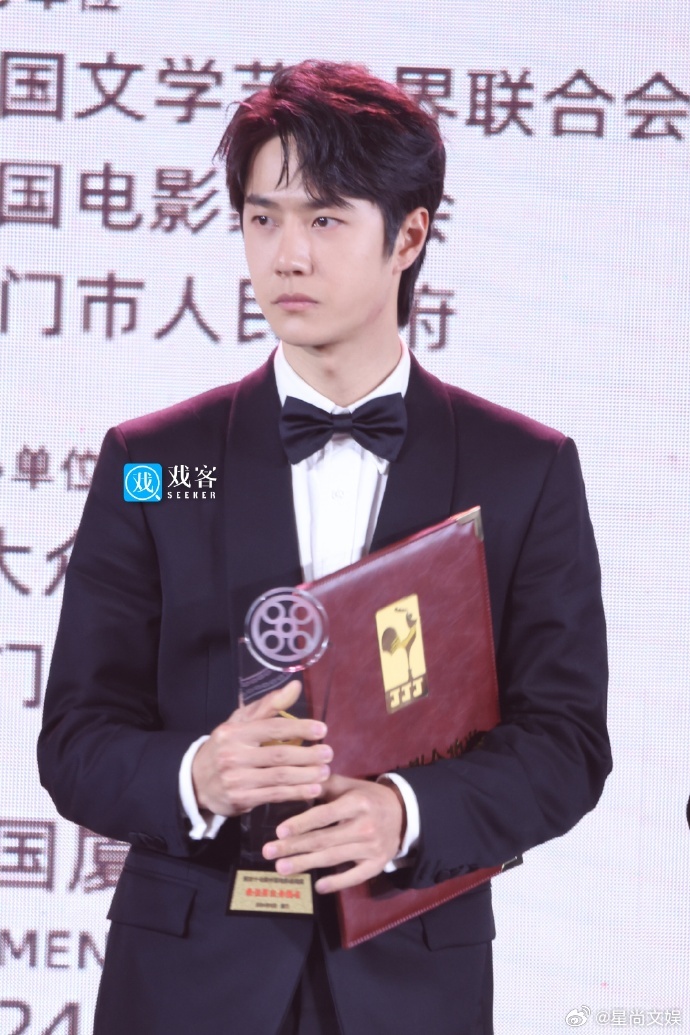 王一博金鸡奖领奖生图  王一博领取金鸡奖最佳男主角提名荣誉 王一博作为本届金鸡奖