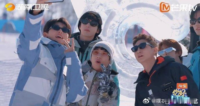 郭俊辰提醒大家不要舔冰你好星期六郭俊辰也太会了吧！冰雪挑战里活力四射，啃冰的反差