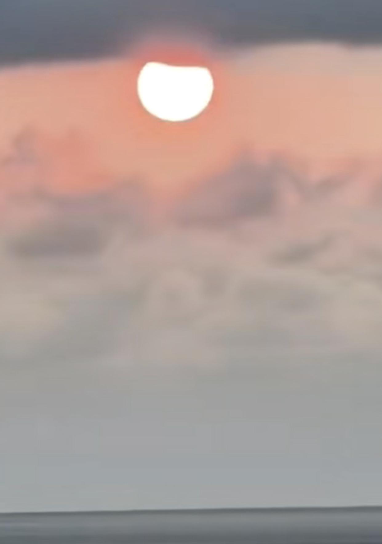 西山看夕阳西沉，诚邀下联对，东海观旭日东升。