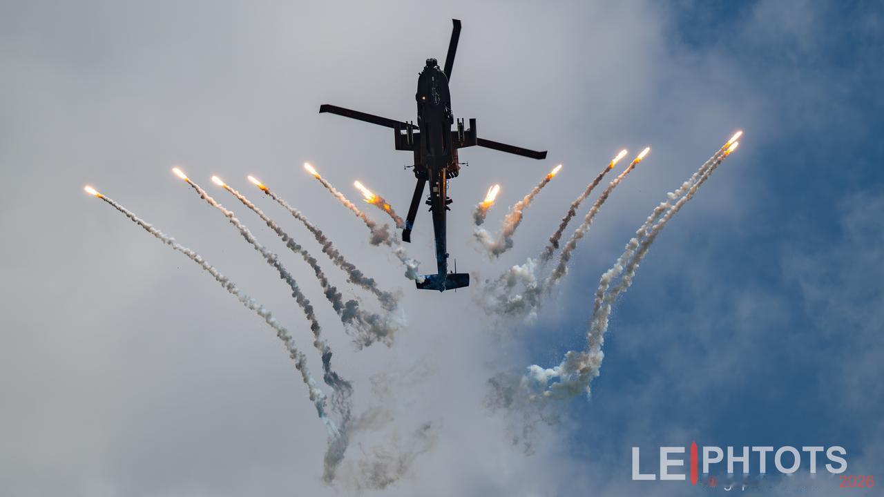 新加坡空军的AH64D宝刀不老。在2026年航展上和F16一起进行了飞行表演，在