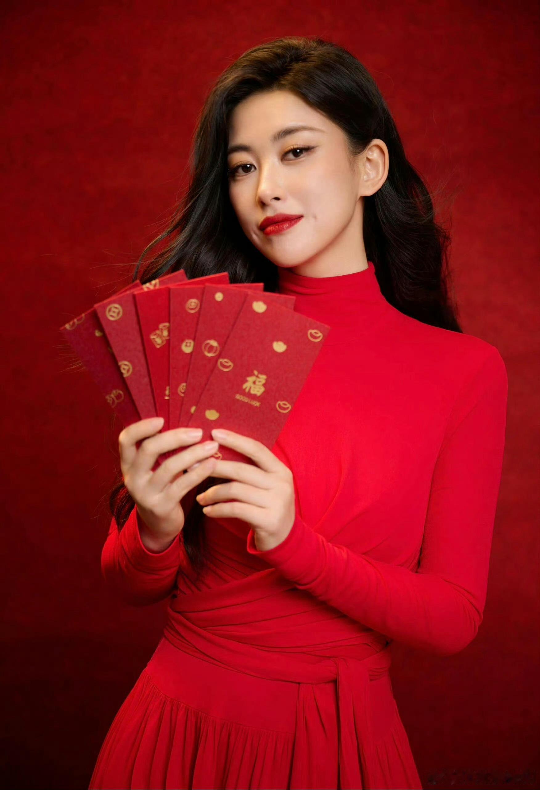 朱珠的贵气感穿搭夯爆内娱朱珠的侧颜确实很曼妙  朱珠身上的贵气感真是内娱独一份，