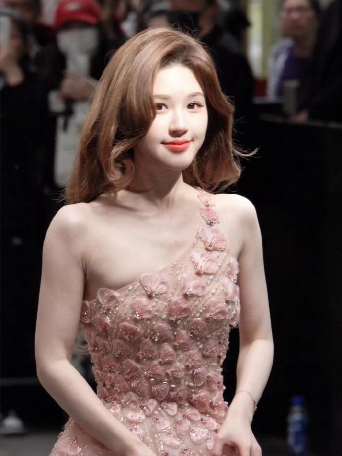 今天的当红明星活动生图状态：赵露思 陈都灵  侯明昊 周柯宇怎么样？ 