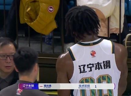 辽宁外援奥利弗足球杂耍吃技犯，不是CBA裁判太较真，而不是你拿足球笑话联盟

辽