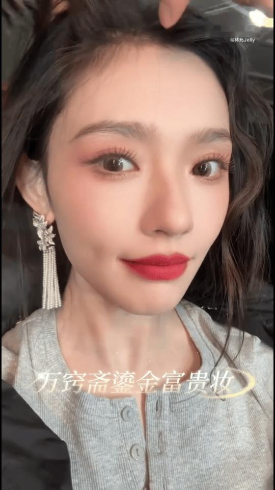 林允教化妆，会和废我自由分辨！但是我就爱看这种认真的教学嘞，林允动手能力太强了 