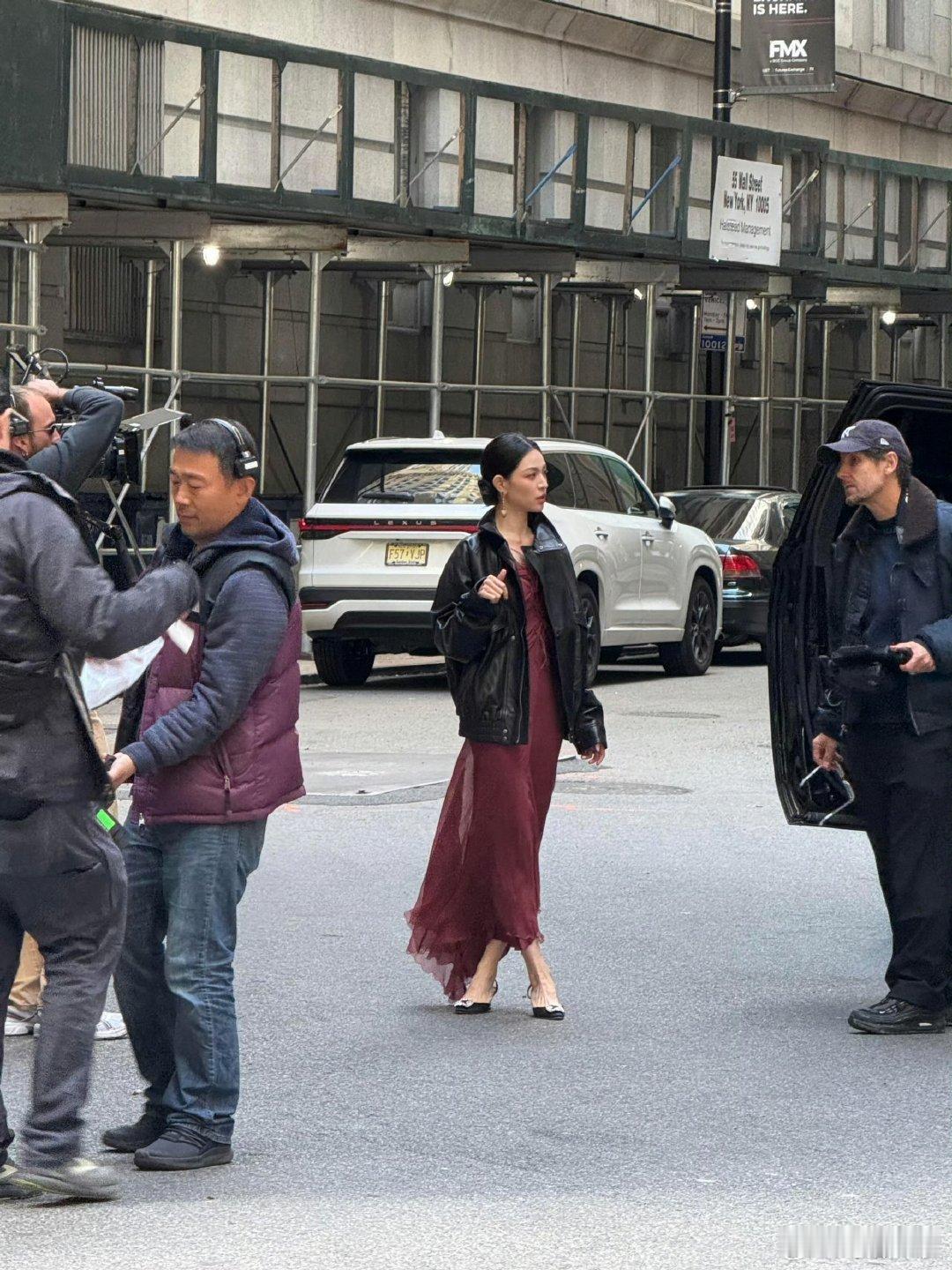 纽约偶遇钟楚曦纽约偶遇钟楚曦，真的是一眼认出的气质！钟楚曦纽约路透 ​​​