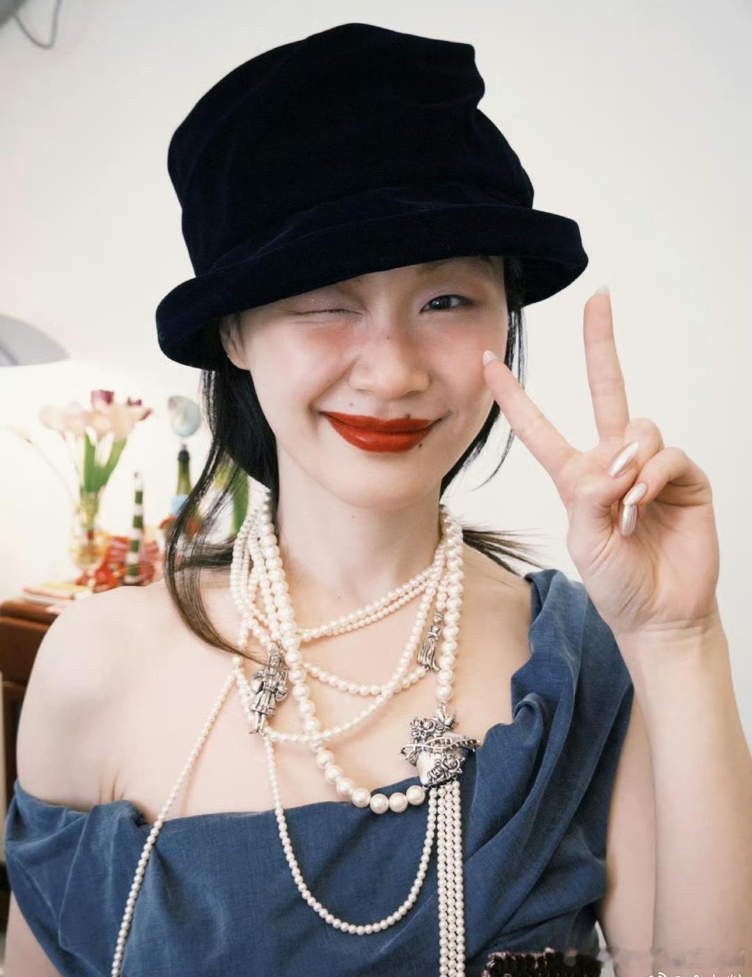 金靖复古妆金靖的复古妆意外惊艳，单眼皮也能驾驭高级感。图一美得让人移不开眼，谁说