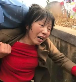 1984年，一战士壮烈牺牲，其新婚20天妻子拒绝改嫁，坚持生下遗腹子，35年后，