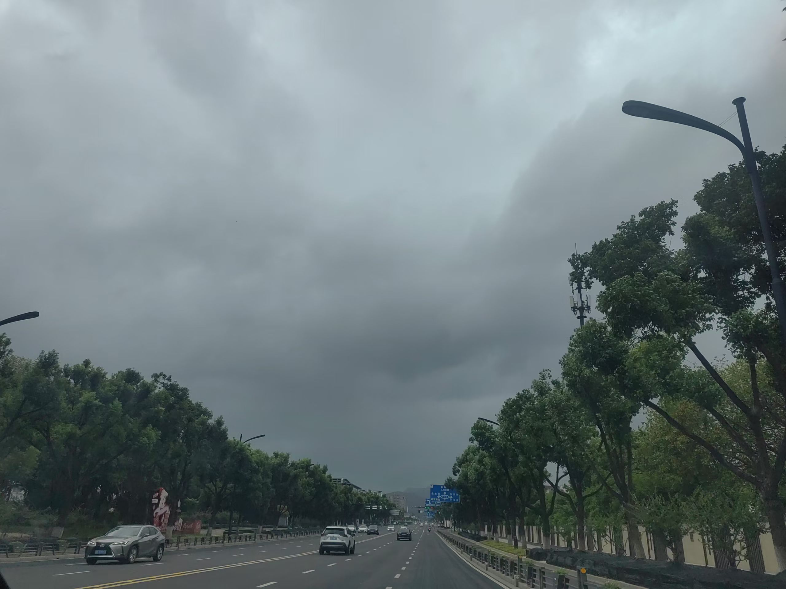 台风逼近温州雁荡山瀑布倒流台风天，凉快是凉快点了… 