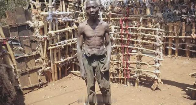 一名来自拉旺达的 71 岁男子因害怕女性而与世隔绝 55 年。他甚至用 16 英