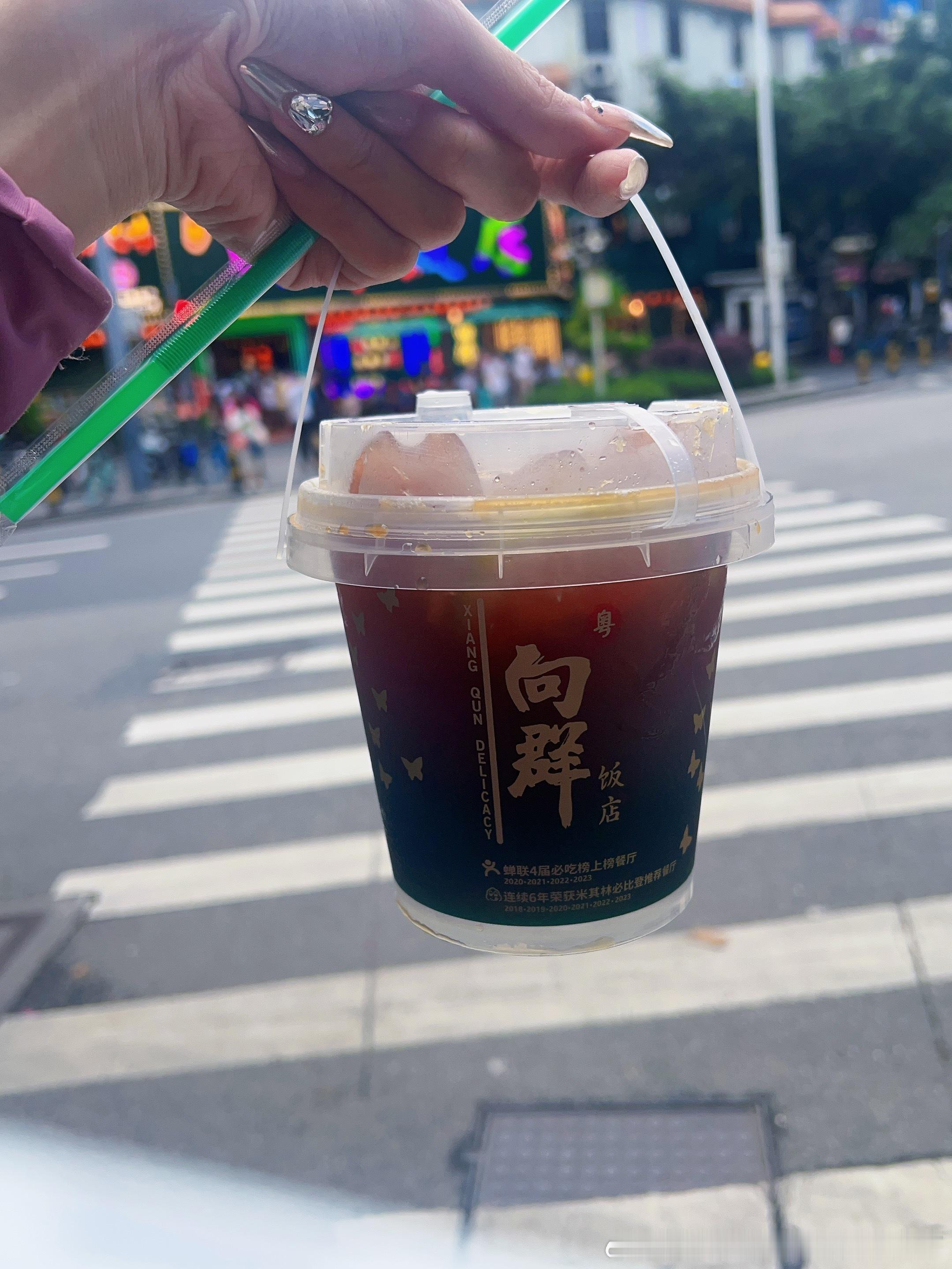 向群饭店的港式柠檬茶真是我在广州喝到数一数二好的 因为很甜哈哈很适合本外地人口味