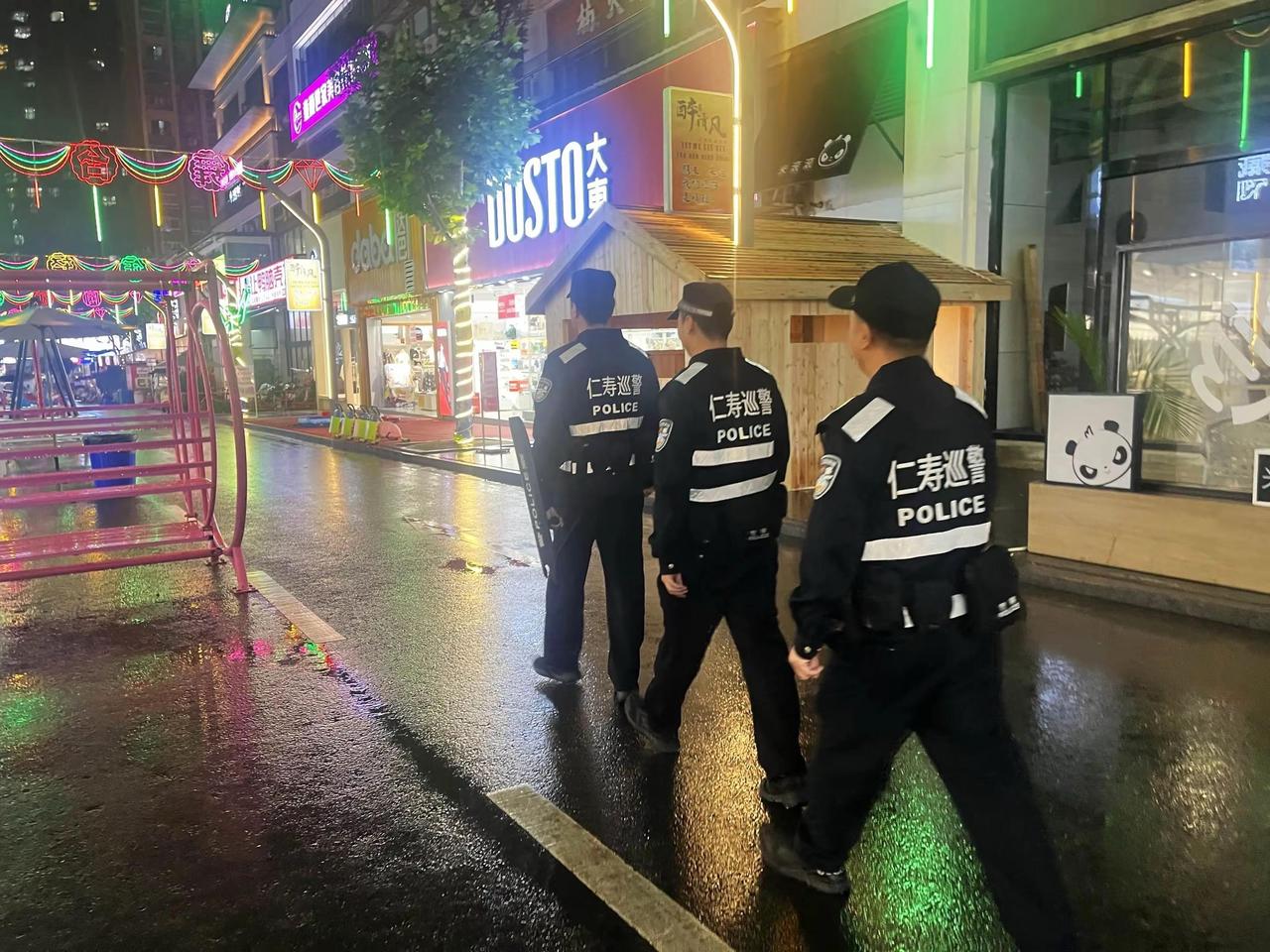 霜降寒，警灯暖，守一夜平安……霜降夜 公安守护不“降温”昨日霜降，秋将尽，冬未至