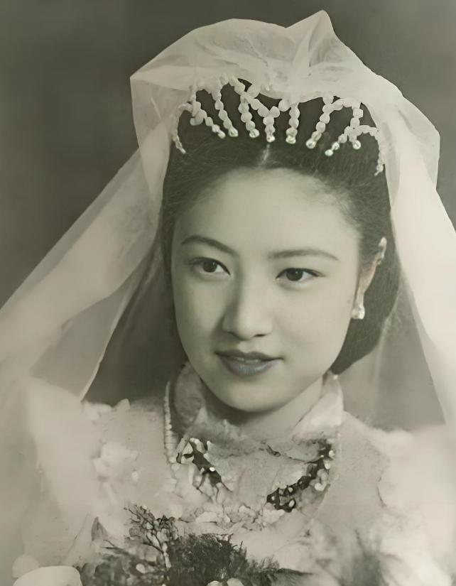 1941年，上海滩第一美人任芷芳大婚包下百乐门，洁癖到床单天天换。晚年她在日本摆