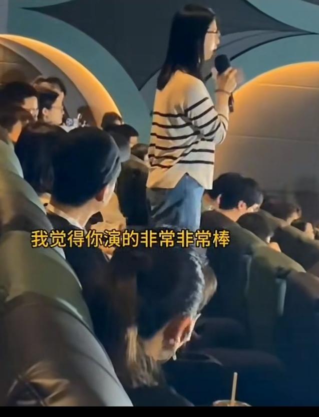 电影《下一个台风》首映礼上，主办方“别出心裁”地邀请了崔丽丽出席——她竟与主演姚