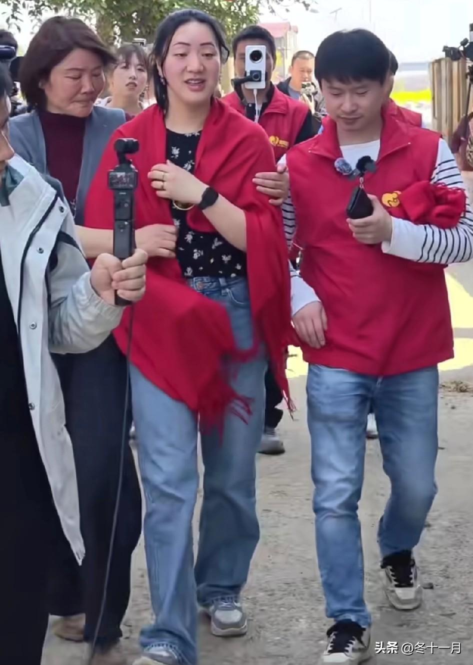 这位叫洪扬丽的女孩从荷兰回来寻亲，这次又是高洋陪同。高洋是一位被荷兰人收养的孩子