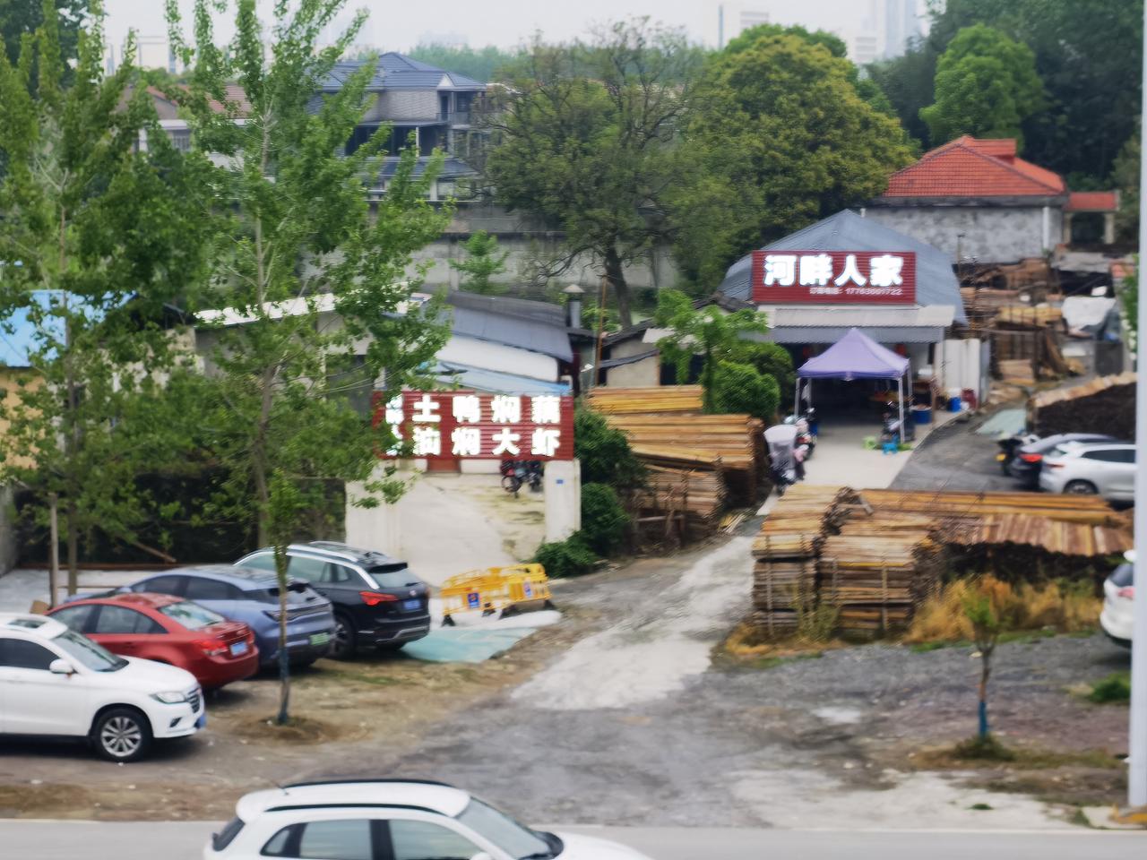 文学在当下中国的地位一落千丈。口碑随作者和作品而坍塌。不是文学没用，而是文学落寞