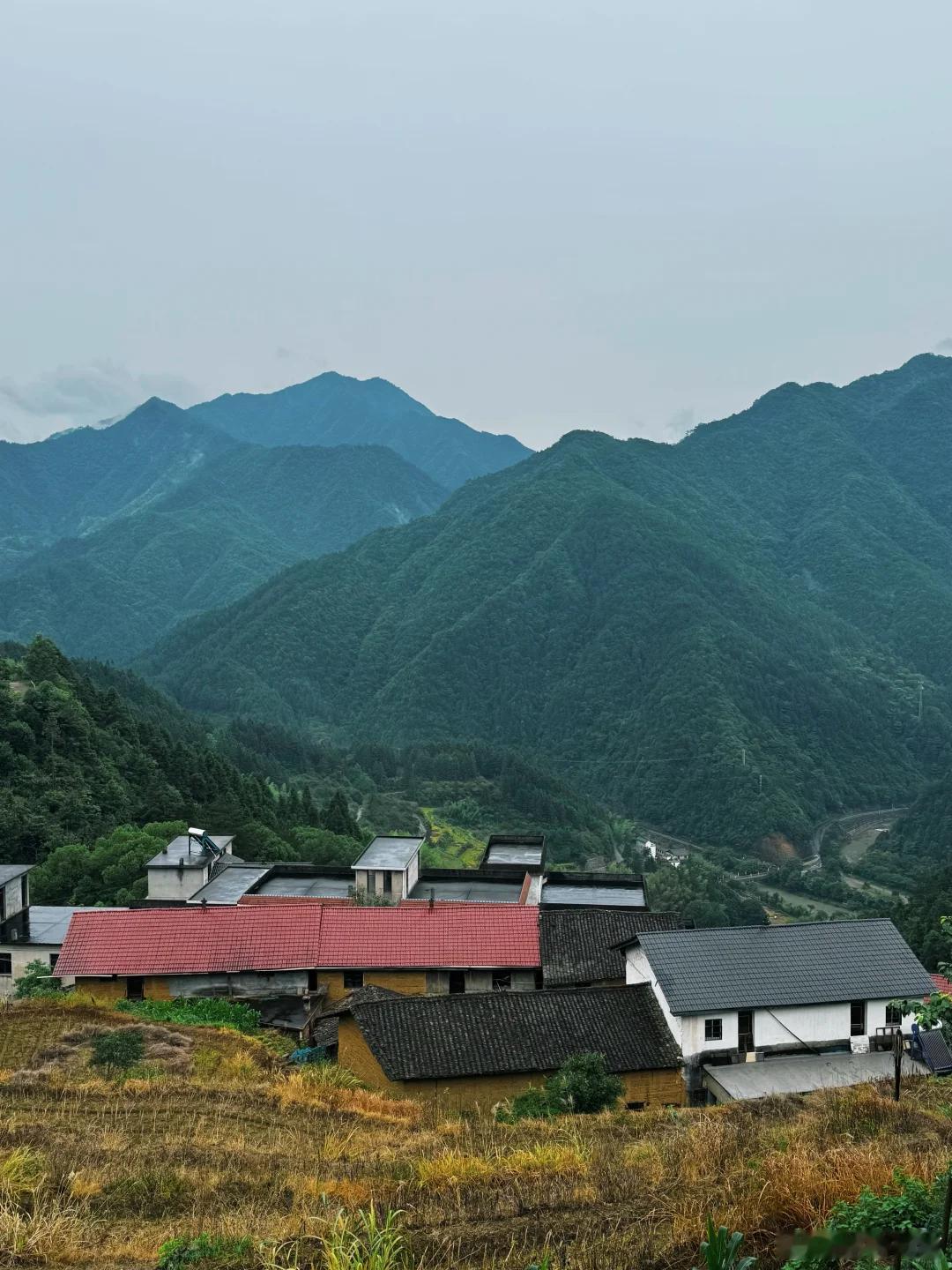 远离喧嚣，群山环抱，这是大山深处独有的慢时光 