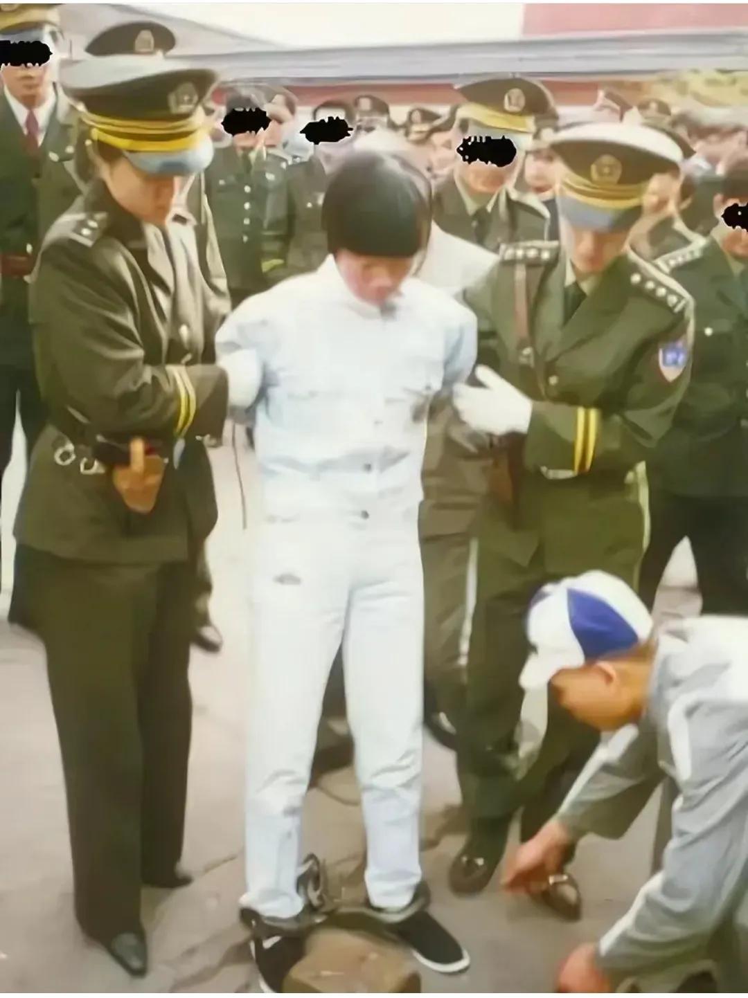 90年代，有一名戴着脚镣的死刑犯。从照片中可以看到，他穿着白色衣服，脚上穿着布鞋