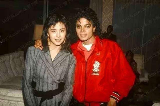 1987年迈克杰克逊来到中国香港，在一场宴会上与王祖贤相遇，两人交谈甚欢并留下了