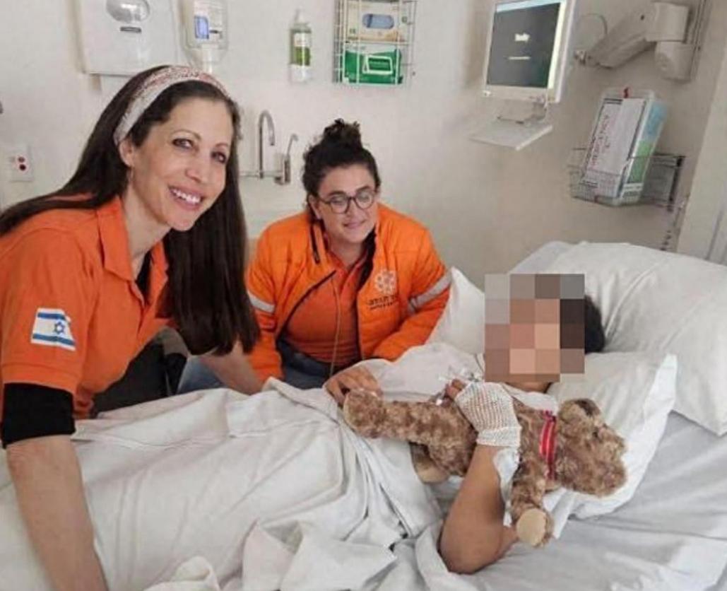 【邦迪海滩枪击：黑暗中的英雄微光】澳媒消息，邦迪海滩“海边光明节”突遭枪击噩梦。