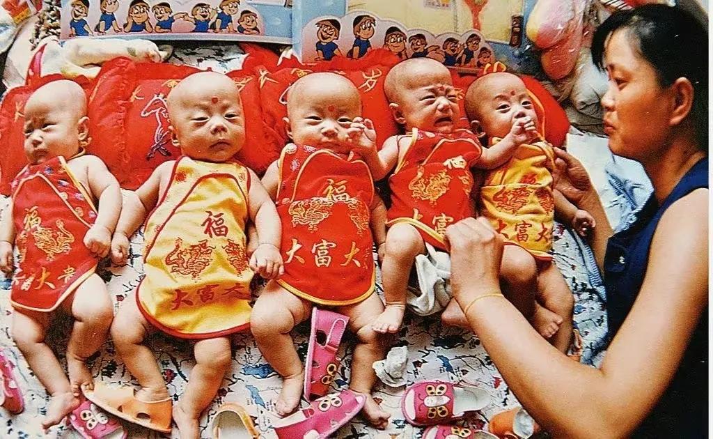 轰动一时的中国首例五胞胎，20年后父亲因劳累过世，母亲直言后悔。

大家都知道，